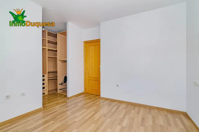 Casa adosada CASI A ESTRENAR en Belicena. Con 4 dormitorios. — 26
