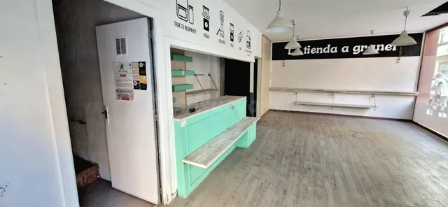 Amplio local en Av. Maestrat - foto 2