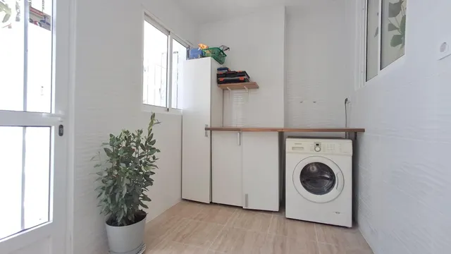 Una vivienda reformada con excelentes espacios exteriores, solárium privado y vistas al mar — 31