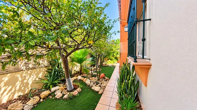 Chalet urbano reformado con piscina, placas solares y todas las comodidades — 13