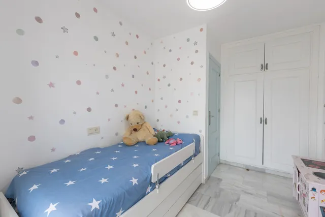 Casa independiente con piscina en La Zubia. — 28
