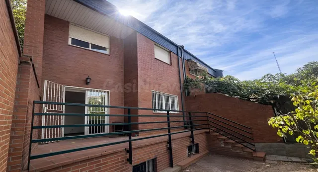Chalet de esquina con jardín en Madrid capital | Una joya re - foto 5