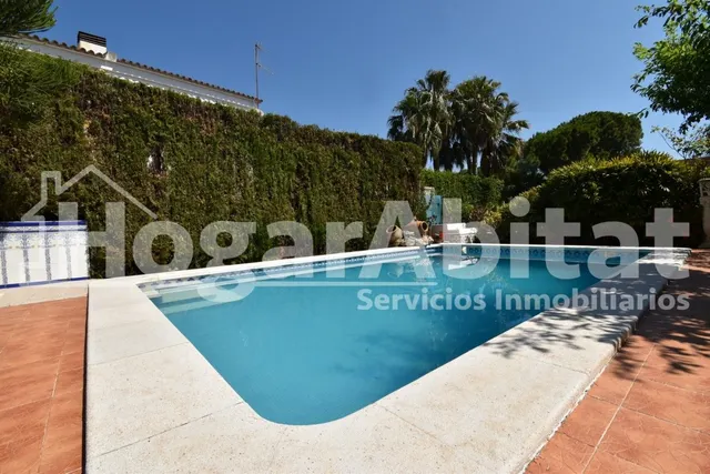 VILLA de 2 alturas con JARDÍN y PISCINA — 15