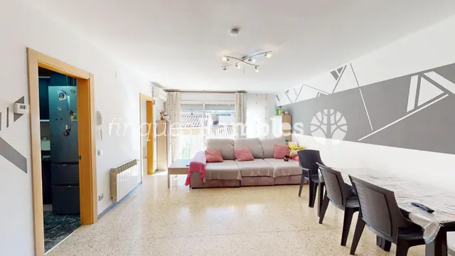 Amplio piso de 4 habitaciones en el centro de Vilanova del Camí — 3