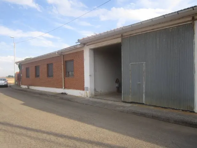 SE VENDE AMPLIA CASA EN GRAJAL DE LA RIBERA.7 HAB., SALÓN, COCINA, 2 BAÑOS, PARCELA 890 M2, COCHERA — 9