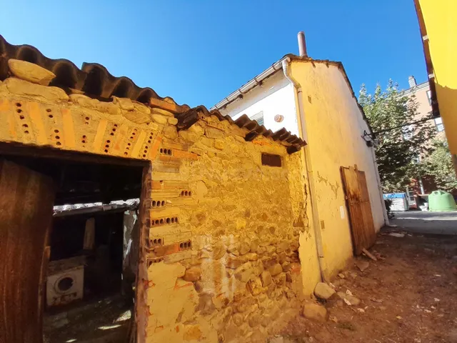 CASA CON PATIO PARA RESTAURAR EN FLORES DEL SIL. 25.000 € NE - foto 5