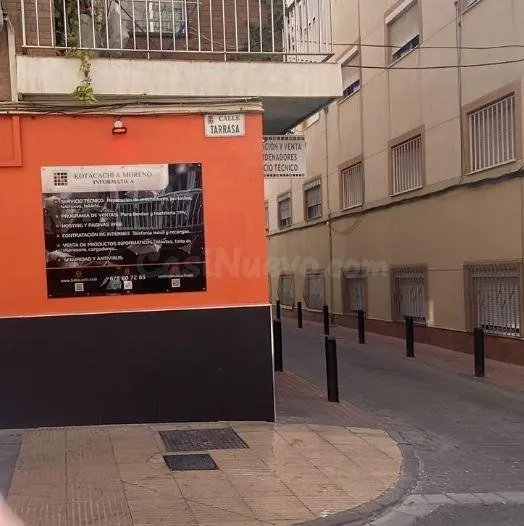 SE VENDE piso OKUPA en C TARRASA 23 de Almería - foto 2