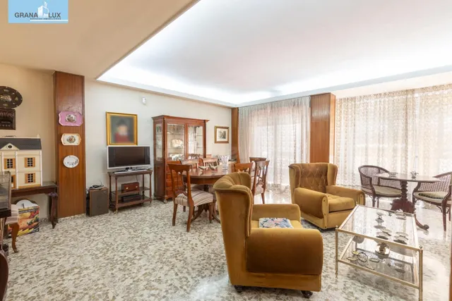 Amplia vivienda en pleno centro de Granada — 2