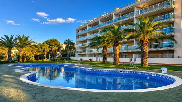 PISO DE 3 DORMITORIOS CON PISCINA, LICENCIA TURÍSTICA A 700 