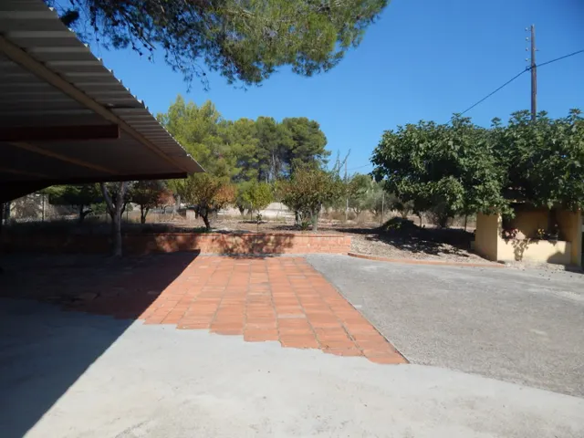 CASA DE CAMPO CON TERRENO URBANIZABLE EN ONTINYENT. — 27