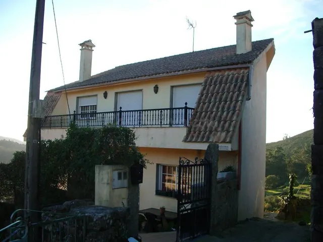Se vende Casa OKUPADA en Calle Lugar Parada-Franqueira 18 Ca