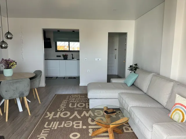 Ático orientado al sur con vistas al mar y amplia terraza en el centro de Torrevieja — 8