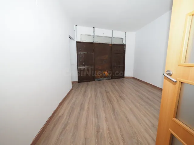 SE VENDE PISO SEMI-NUEVO EN SABADELL, ZONA LA CREU DE BARBER - foto 2