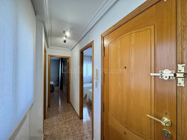 ÁTICO EN TORREVIEJA CON 2 DORMITORIOS, 1 BAÑO + GARAJE CERCA - foto 4