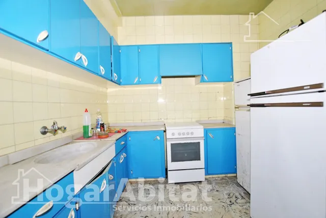 Amplia casa esquinera con terraza y trastero en el centro — 16