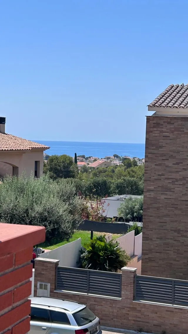 CASA CON 5 habitaciones, JARDÍN, GRAN GARAJE Y VISTAS AL MAR