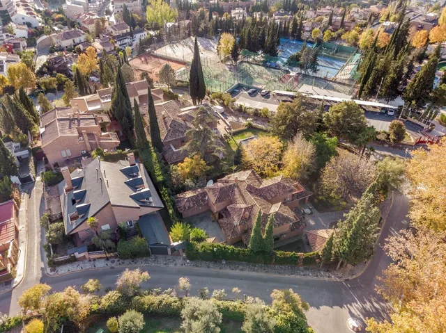 chalet independiente con la mejor parcela en la prestigiosa  urbanización de el serrallo — 2