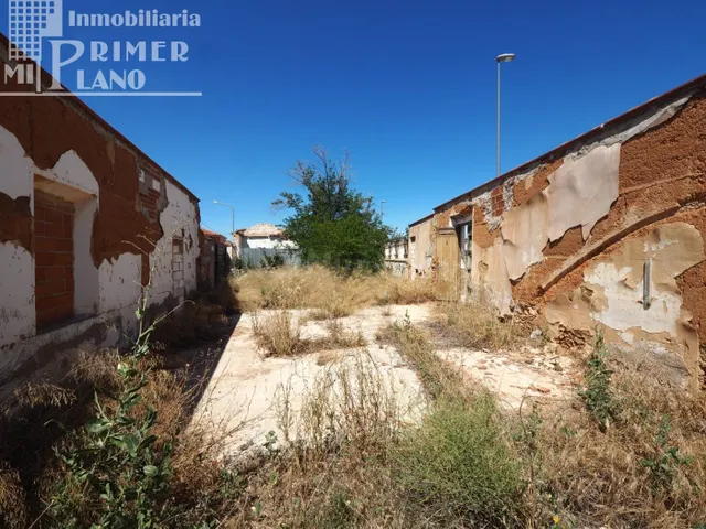 *Se vende solar en esquina a 3 calles en una de las principa