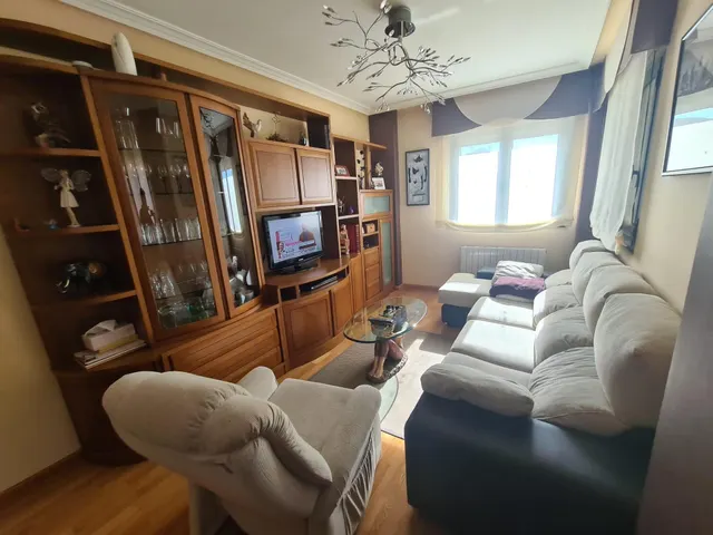 Se vende amplísimo apartamento, amueblado y equipado, cocina