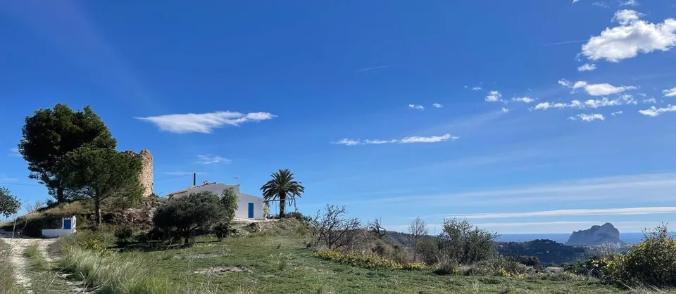 Se vende en Benissa casa de campo  tradicional con un Molino de piedra del S XIX vistas al mar y montaña