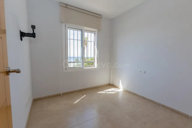 Adosado en primera línea de playa con vistas frontales al mar — 40