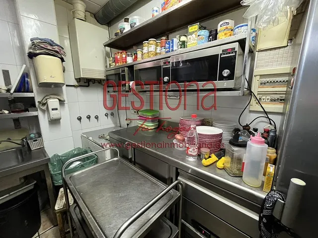 **Oportunidad Única: Bar-Restaurante en Pleno Funcionamiento** — 12