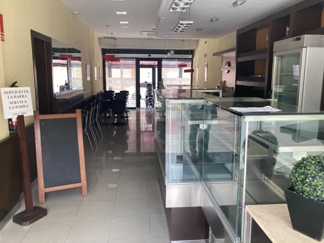 Local montado como cafeteria en buena zona. — 7