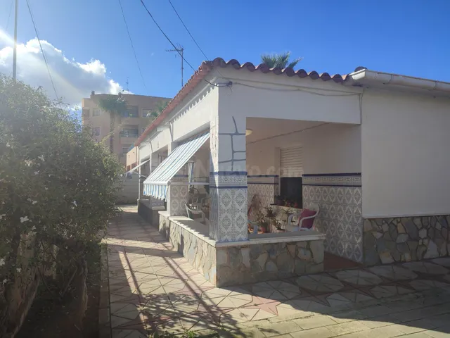 Casa independiente con terreno urbano en una de las mejores  - foto 2