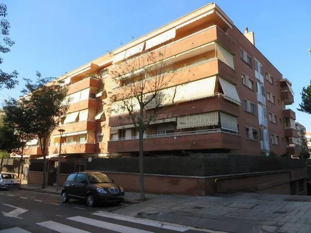 SE VENDE PISO OKUPADO en Calle Salvador Dali Nº 1 Viladecans