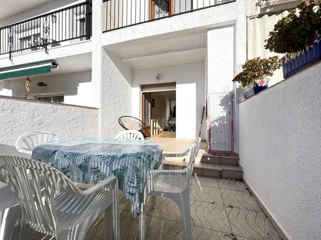 Casa adosada con terraza en Ampuria Brava, Alto Ampurdán. - foto 2