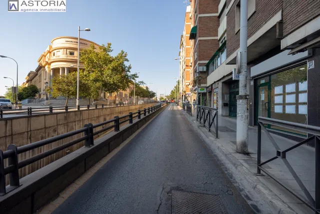 Local comercial en Avda. Madrid, frente a la antigua Facultad de Medicina. — 9
