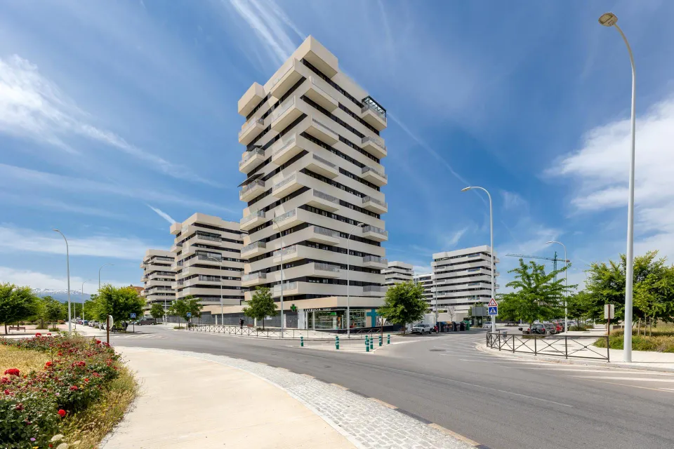 ESPECTACULAR LOCAL COMERCIAL EN GRANADA