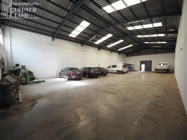 Se ofrece en venta una nave industrial ubicada en la zona de