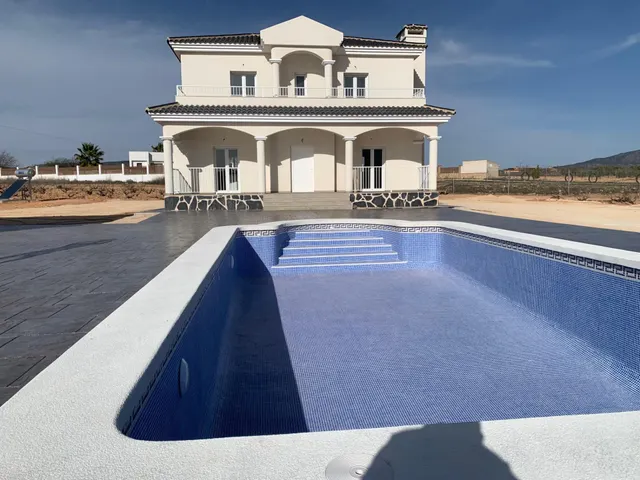 VILLAS DE OBRA NUEVA EN PINOSO — 2