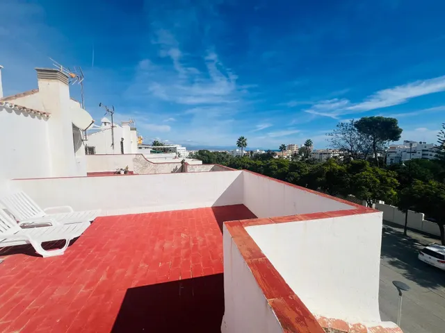 PAREADO EN VENTA EN LA COLINA A UN PASO DE LA PLAYA. — 36