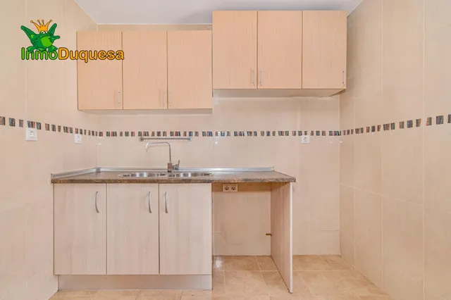 Casa adosada CASI A ESTRENAR en Belicena. Con 4 dormitorios. — 18