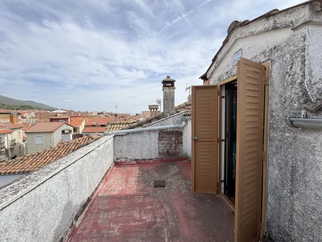 CASA EN LA EMBLEMATICA PLAZA DEL CASTILLO DE CANDELEDA — 42