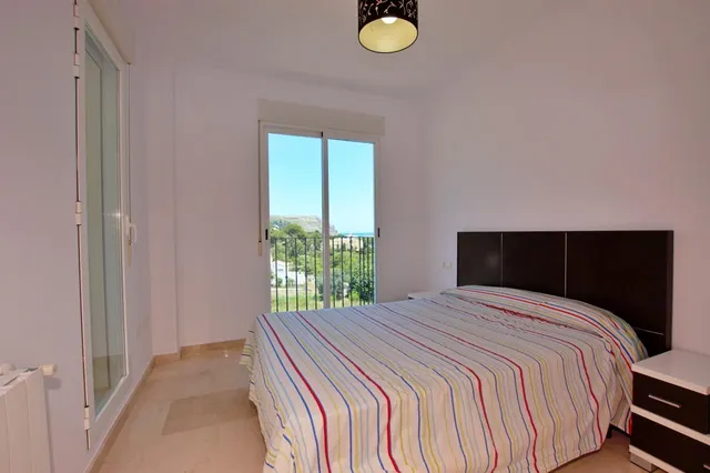 Espacioso apartamento de 3 dormitorios con vistas al mar en Jávea — 8