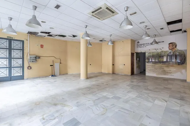 LOCAL COMERCIAL EN ARABIAL JUNTO HIPERCOR — 9