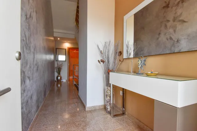 Moderna y seminueva casa en Paiporta en zona tranquila, sin finca delante — 50