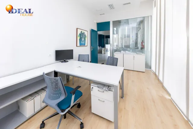 LOCAL COMERCIAL JUNTO AL CAMPUS DE LA SALUD — 14