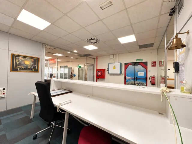 ESPECTACULAR OFICINA DE 300 m2 TOTALMENTE EQUIPADA – 16 DESP