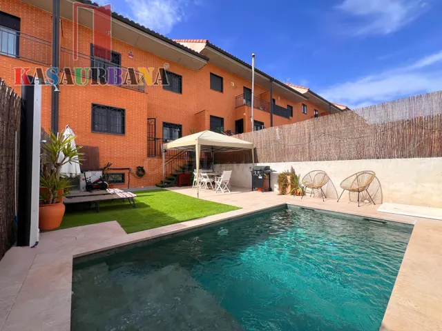 KASAURBANA ofrece en VENTA CHALET de diseño con piscina sali