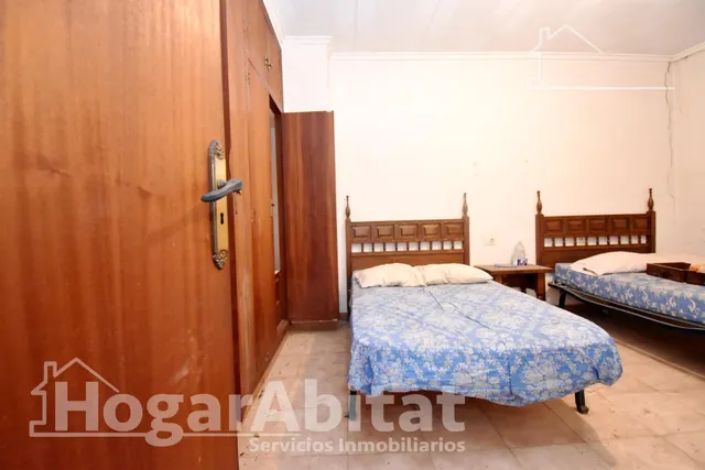 ESPACIOSA CASA CON LOCAL COMERCIAL, DOS TERRAZAS Y BALCÓN — 13