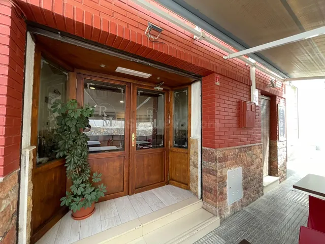 Casa unifamiliar con local comercial de restauración en Beni - foto 2