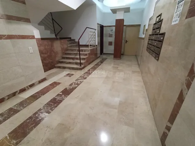 Interesante piso, incluye plaza de garaje, Sector Universidad. — 2