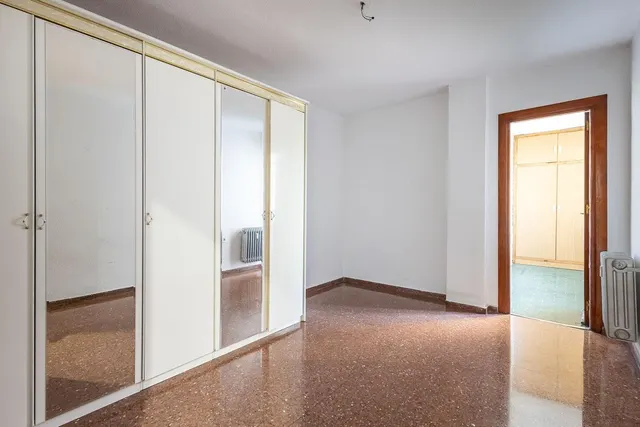 Piso con plaza de garaje cerrada junto a La Inmaculada, frente al río Genil. — 11