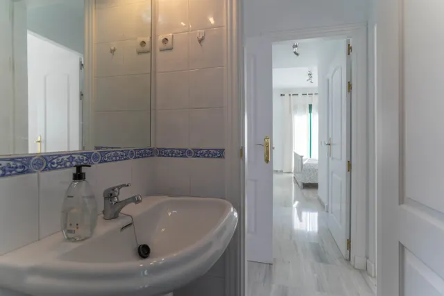 APARTAMENTO EN ALHAURIN GOLF CON TERRAZA CON BUENAS VISTAS, PARKING Y PISCINA Y JARDÍN COMUNITARIO — 27