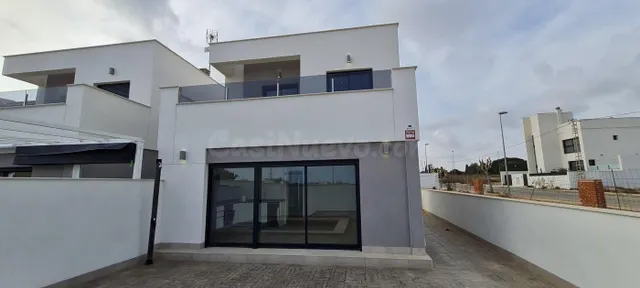 Villa Independiente con 3 dormitorios y piscina privada a la - foto 2