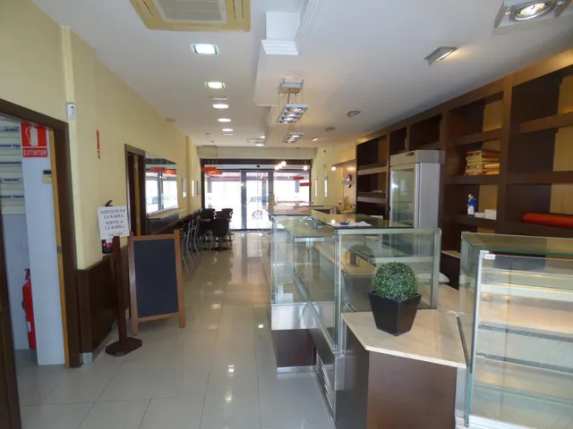 Local montado como cafeteria en buena zona. — 8